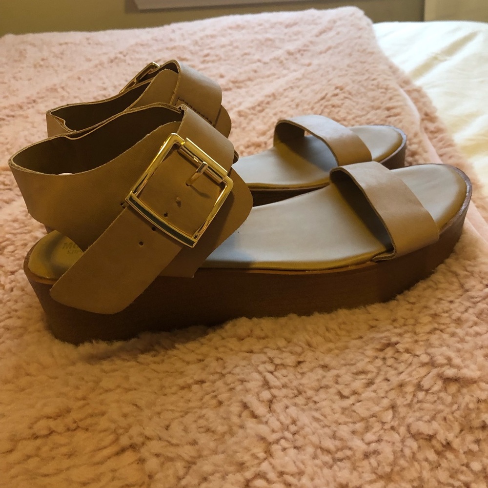 Gently worn nude platform sandal